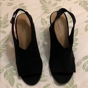 Black short low block heel sandals